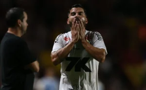 Rincón se desculpa e questiona o cartão vermelho recebido contra o Sport em postagem nas redes sociais
