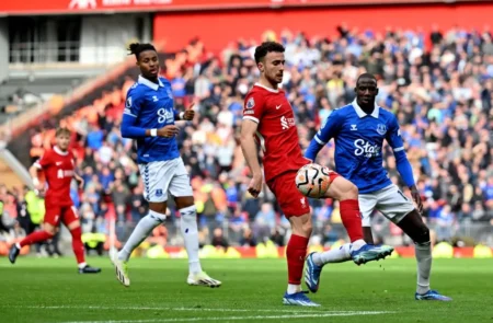 Rival do Liverpool, Everton coloca escudo de luto em homenagem a Diogo Jota