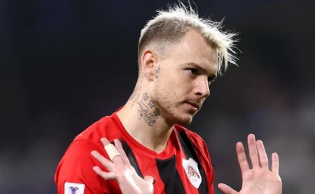 Roger Guedes se anima com o Grêmio e diretoria fica confiante para fechar a contratação do atacante.