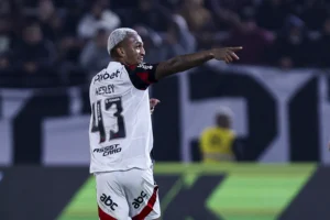 Roma anuncia a contratação do lateral-direito Wesley, ex-Flamengo; veja vídeo