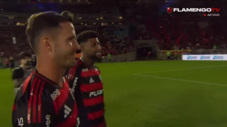 Saúl e Emerson Royal fazem primeiro contato com a torcida no Maracanã antes de Flamengo x Atlético-MG