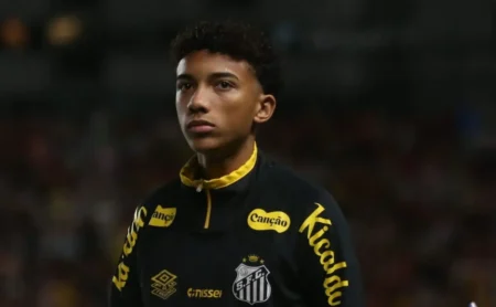 Santos decide futuro de Robinho Jr após blinda renovação e interesse europeu para protagonismo do atacante.