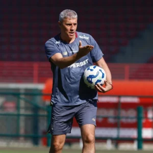 Sem Ferraresi, São Paulo pode não ter opção de zagueiro reserva no banco para enfrentar o Athletico