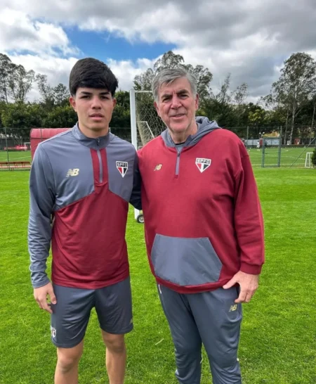 São Paulo assina contrato com goleiro Carlos Ferreira e estipula uma multa de R$ 385 milhões