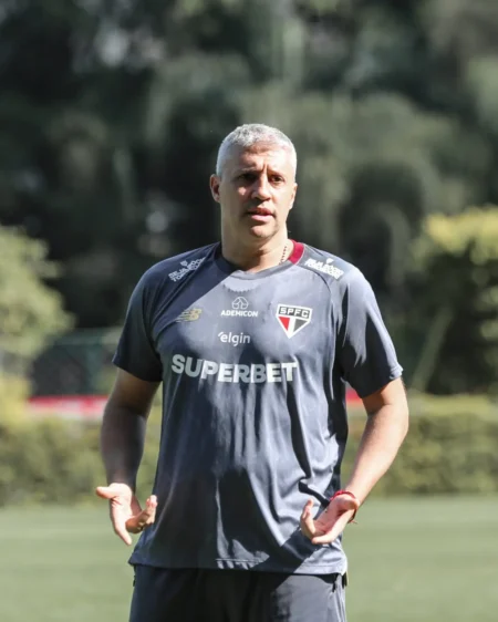 São Paulo recebe sugestões de Hernán Crespo e monta lista de prioridades para reforçar o elenco