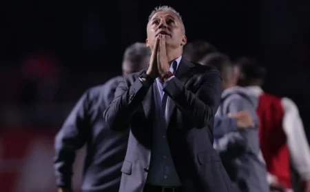 São Paulo se Enamora com Crespo, e Torcida Vive a Emoção nas Redes: "Faz Muito Diferença Ter um Técnico de Destaque"
