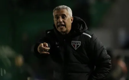 ### Técnico do São Paulo detalha mudança no time, aposta em Ferreira e revela motivo para acionar Sabino na zaga