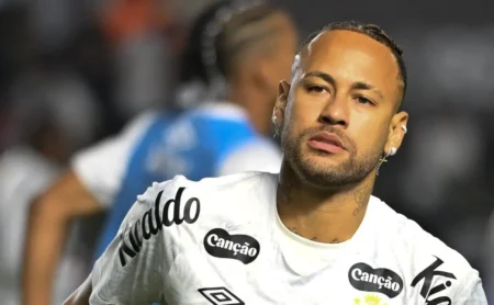Torcedor diz ter sofrido agressões de Neymar após o fim do jogo Santos x Internacional.