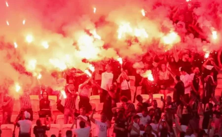 Torcida do Corinthians protesta no Parque São Jorge contra ratazanas.