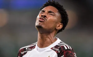 Torcida do Fluminense reage à contratação de Vitinho, ex-Flamengo, após aprovação de Renato Gaúcho.