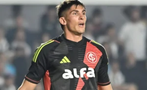 Torcida do Internacional exalta Sergio Rochet após sua atuação segura contra o Santos na Vila Belmiro