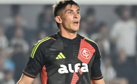 Torcida do Internacional exalta Sergio Rochet após sua atuação segura contra o Santos na Vila Belmiro