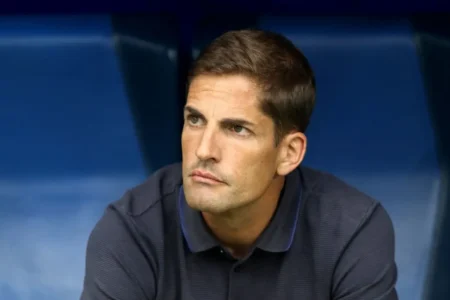 Treinador ex-Espanha promete pagar metade do salário de seus jogadores após goleada sofrida na Rússia.