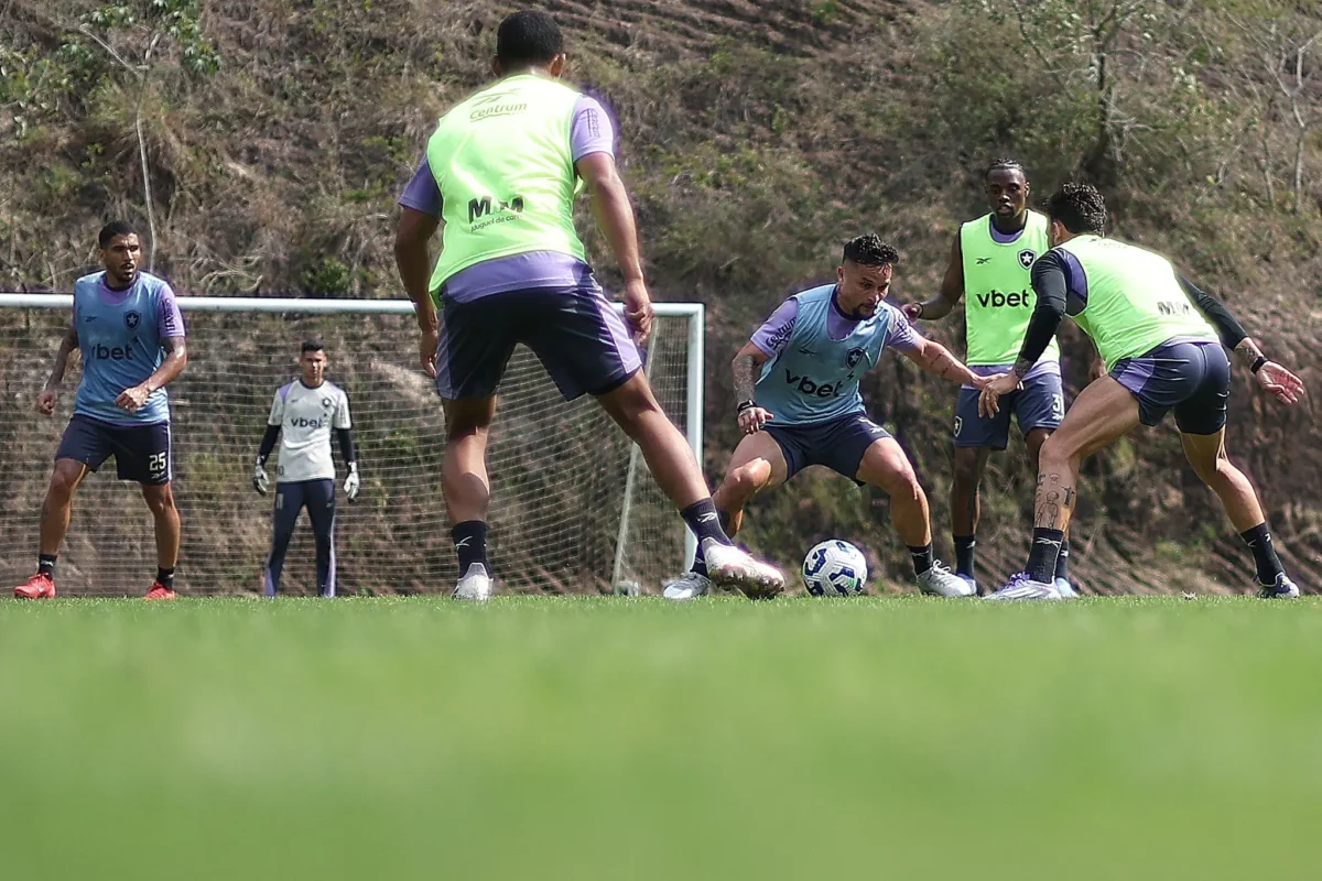 Táticas de treino, descanso e diversidade linguística: como está o trabalho de Davide Ancelotti no Botafogo