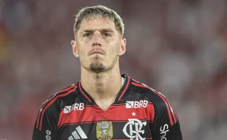 Varela, do Flamengo, salva o Maracanã de um gol certo de Rony