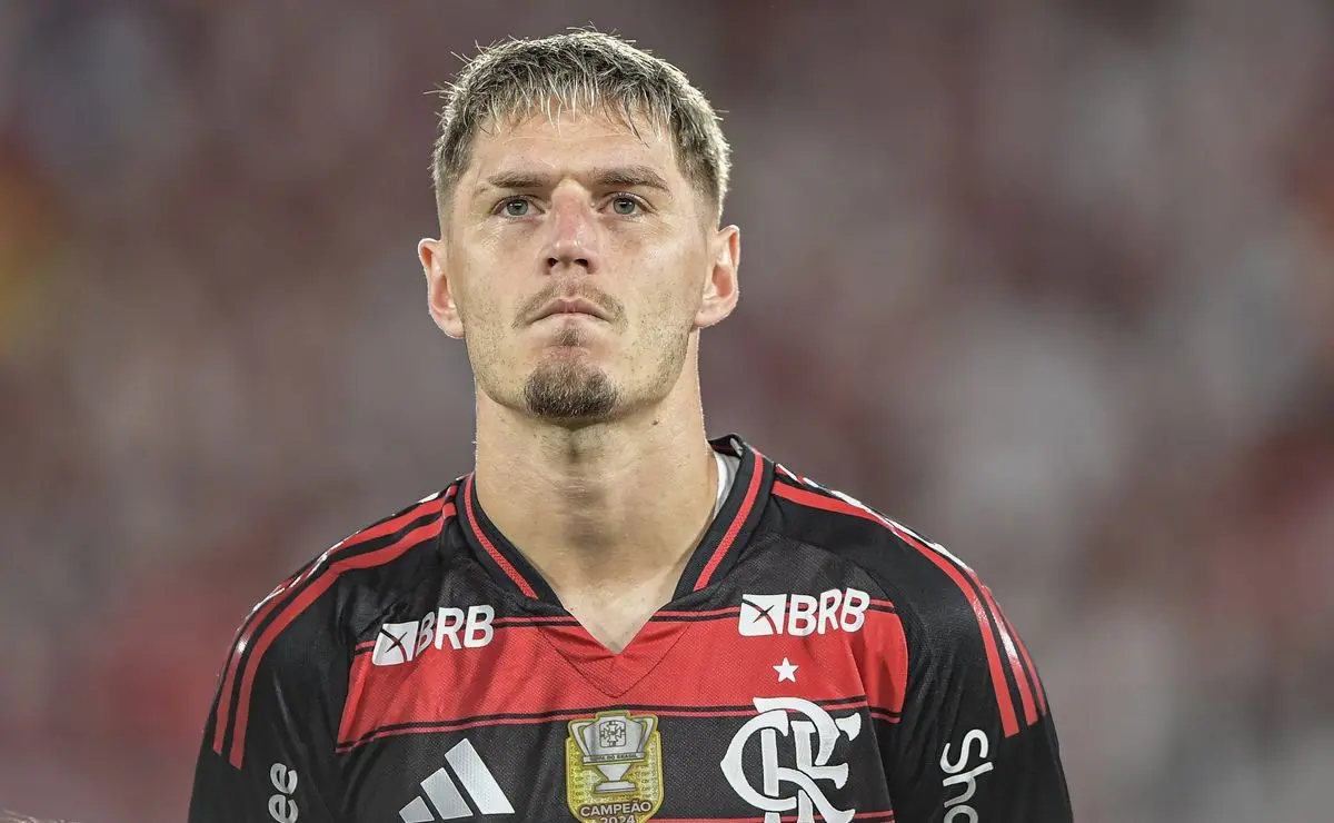 Varela, do Flamengo, salva o Maracanã de um gol certo de Rony