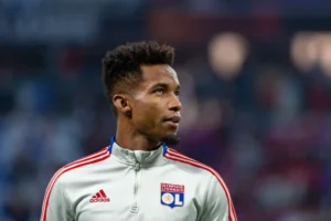Vasco avança com Thiago Mendes e negocia tempo de contrato para formalizar acordo