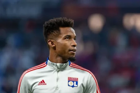 Vasco avança com Thiago Mendes e negocia tempo de contrato para formalizar acordo