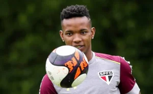 Vasco enfrenta dificuldade para anunciar Thiago Mendes e tempo de contrato se torna empecilho