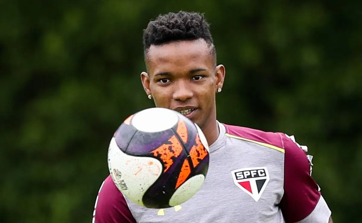 Vasco enfrenta dificuldade para anunciar Thiago Mendes e tempo de contrato se torna empecilho