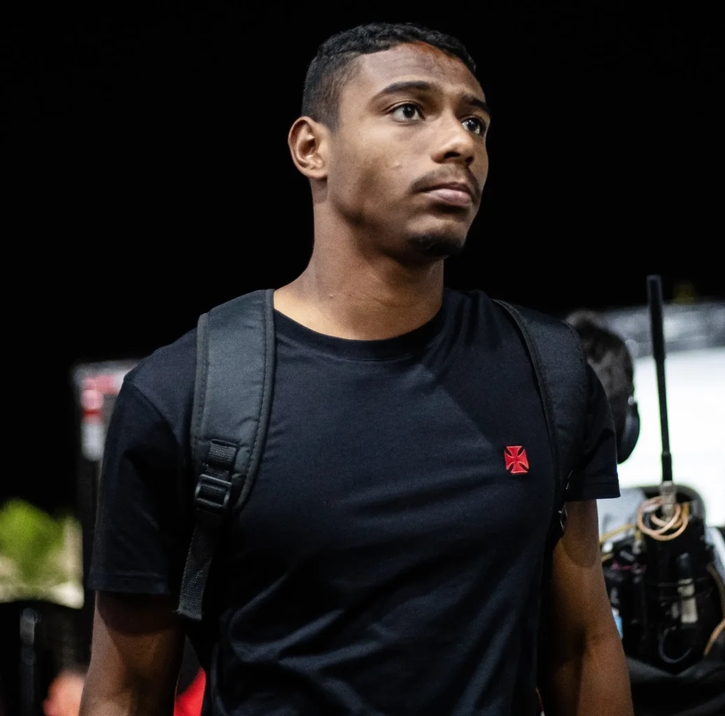 Vasco negocia empréstimos de Lyncon e Paulinho para o Volta Redonda
