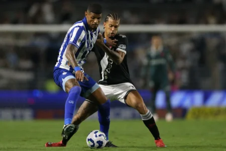Vermelho contra o CSA impede João Victor do Vasco em sua meta de não ser expulso em 2025