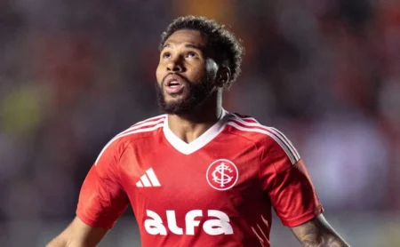 Wesley enfrenta dificuldades no Internacional e Roger Machado explica o desafio de adaptação do jogador 21