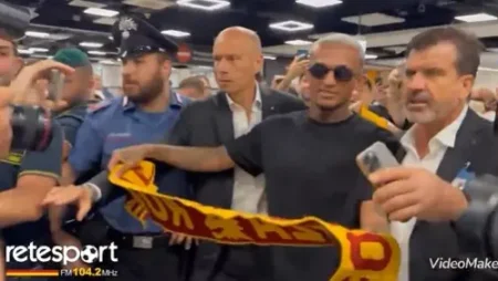 Wesley, ex-jogador do Flamengo, chega a Roma e é recebido por torcedores no aeroporto
