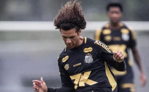 Willian Arão participa do primeiro treinamento com o elenco do Santos no CT Rei Pelé