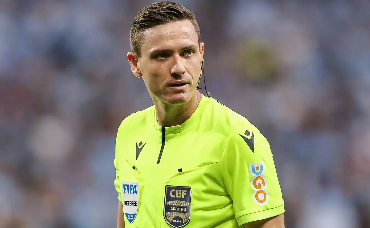 Árbitro com controvérsias, Ramon Abatti Abel, arbitrará São Paulo x Athletico-PR
