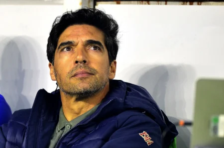 "Abel Entende Xingamentos da Torcida do Palmeiras, Evita Falar de Futuro"