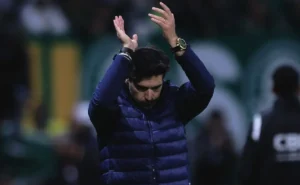 Abel Ferreira aborda futuro do Palmeiras e explica motivo de aplausos às vaias da torcida