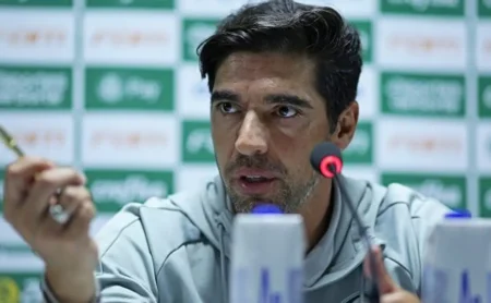Abel Ferreira lamenta resultado do Palmeiras, mas elogia atuação da equipe.