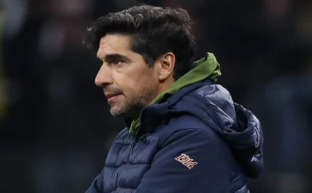 Abel promete deixar cargo à disposição em caso de eliminação para o Corinthians, diz portal.