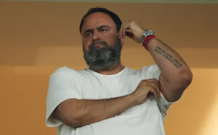Advogados de Marinakis negam negociações com John Textor por apoio financeiro ao Botafogo