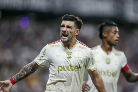 Arrascaeta, do Flamengo, diz que fará exames após sentir dor na coxa: "Acredito que não foi nada grave"