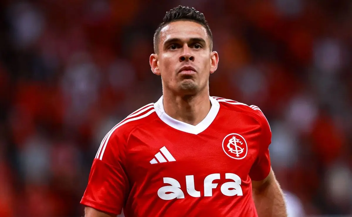 "Borré se torna alvo de críticas durante clássico de futebol".