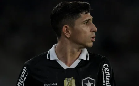 Botafogo surpreende ao informar venda de Savarino ao Lyon por R$ 48 milhões