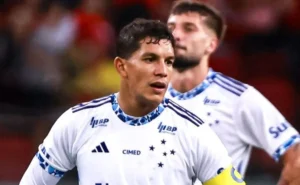 "CBF confirma áudio do VAR que anulou pênalti de Lucas Romero em Botafogo x Cruzeiro: 'Ele se projeta'"