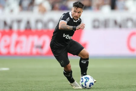 CBF divulga análise do VAR sobre pênalti anulado em Botafogo x Cruzeiro: "Jogador se projeta no ar"