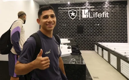 Carinho pelo Botafogo e vida familiar motivaram Savarino a rejeitar oferta do Lyon