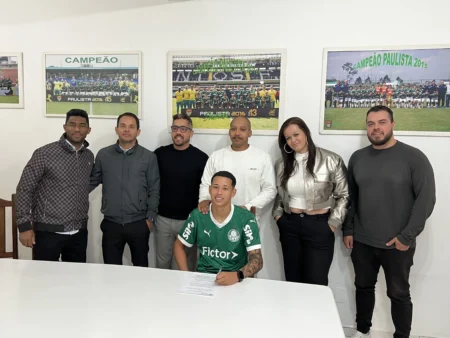 Caçula do Palmeiras na Copa do Brasil assina primeiro contrato e supera multas de Endrick e Estêvão