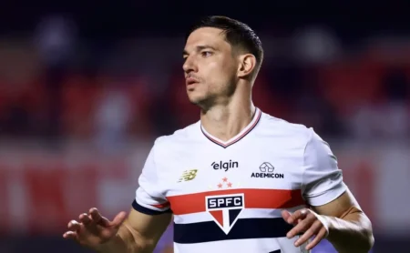 Cédric Soares se Sente Seguro como Título do São Paulo