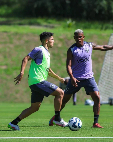 Com Danilo e sem Nathan, Botafogo divulga nomes para enfrentar o Cruzeiro; veja