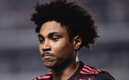 Corinthians mira contratação de Vitinho, ex-jogador do Flamengo, para formar trio com Depay e Yuri Alberto.