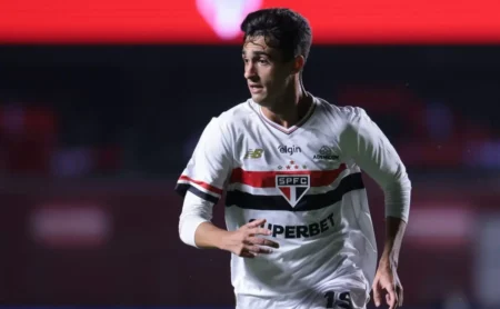 Crespo conduz elenco ao triunfo contra Athletico-PR