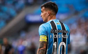 Cristaldo está "nem aí" sentado no contrato e não quer ficar no Grêmio, diz repórter do SBT