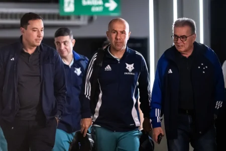 Cruzeiro vai ao mercado para repor ausência de Fagner devido ao seu período de afastamento