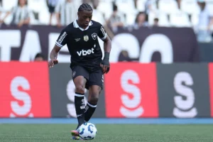 Davide precisa decidir pela escalação do Botafogo em jogo contra o Fortaleza.