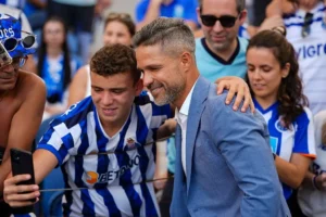 Diego Ribas é homenageado antes de Atlético de Madrid x Porto